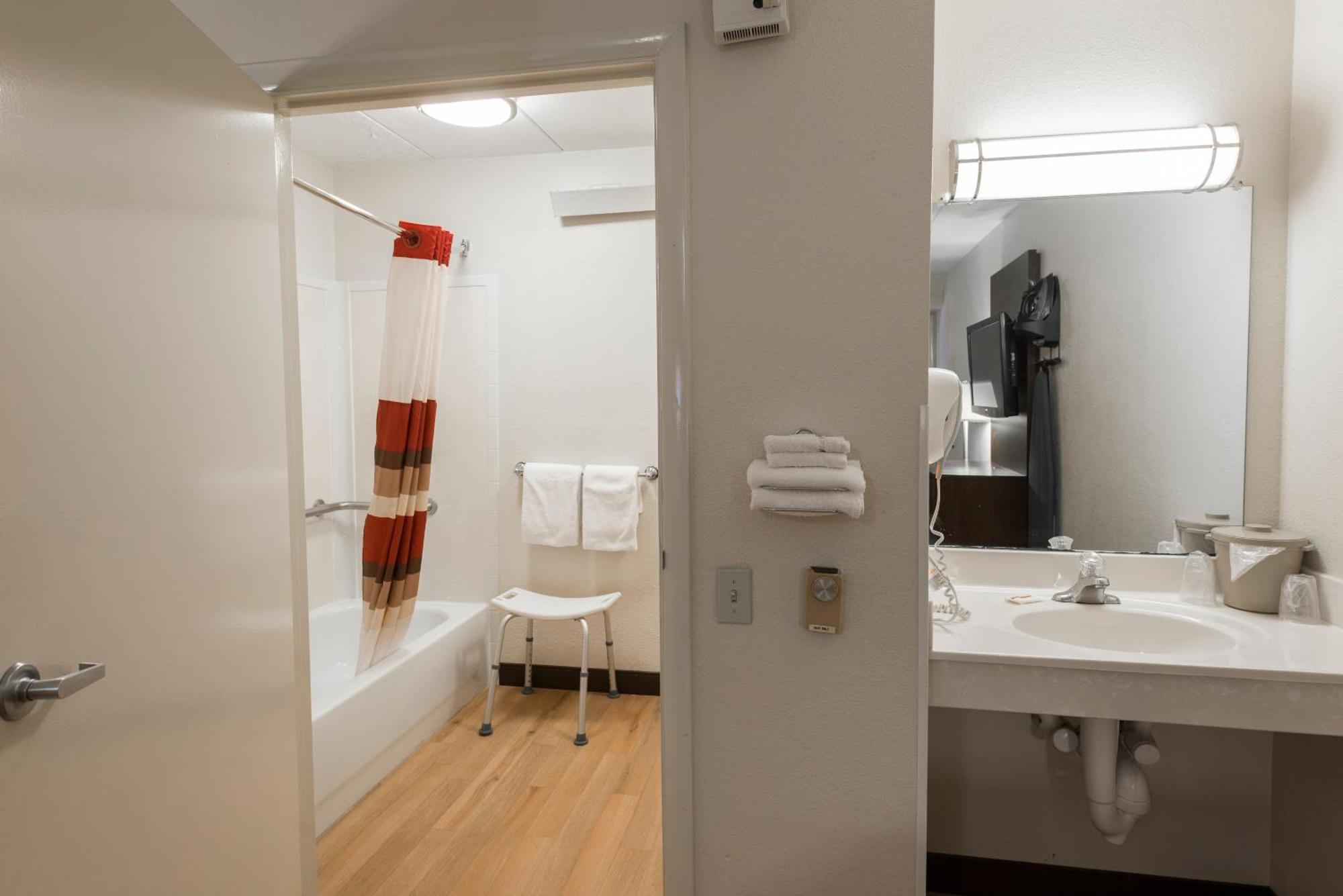 Premium King Room Disability Access Smoke Upgraded Bedding & Snack