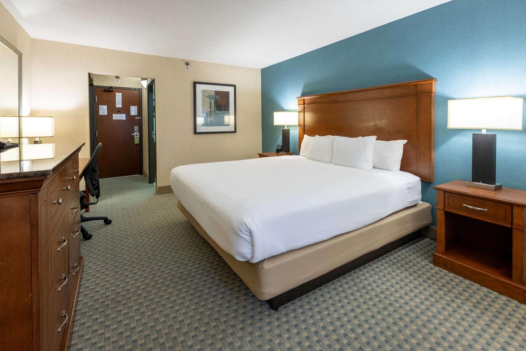 Deluxe King Room - Accessible, Tub,1567203731:JPEG