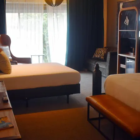 The Last Hotel-3
